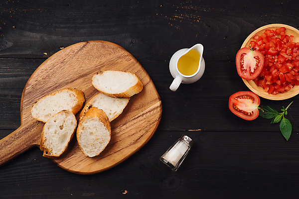 포토 JPG 해외이미지 잎 토마토 검은배경 단면 실내 사람없음 하이앵글 바게트 나무도마 나무접시 소금통 시럽컵 해외포토 식물 접시 빵 뷰포인트 백그라운드 채소 도마 내부 목재 검은색 파일형식 이미지허브