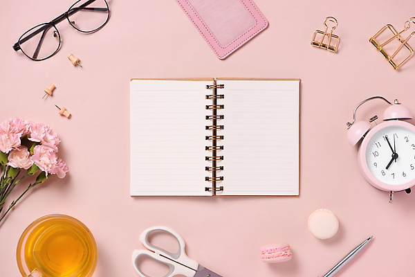 포토 JPG 해외이미지 꽃 안경 실내 사람없음 하이앵글 펜 다이어리 자명종 압정 마카롱 서류집게 플래너 카드지갑 카피스페이스 분홍색배경 해외포토 식물 잡화 뷰포인트 시계 분홍색 백그라운드 디저트 집게 내부 필기구 사무용품 공백 알람 지갑 파일형식 이미지허브