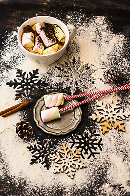 포토 JPG 해외이미지 디저트 눈꽃 사람없음 컵 머그컵 꼬치 담기 솔방울 꽂음 마시멜로우 눈꽃무늬 시나몬 시나몬스틱 해외포토 식기 음식 무늬 모션 눈_날씨 파일형식 이미지허브