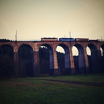 포토 JPG 해외이미지 디자인 도로 선 여행 백그라운드 컨셉 건축양식 교통시설 하늘 사람없음 야외 물 파란색 강 금속 검은색 기차 화물 흰색 철 속도 아치 건너기 구름다리 선로 옛날 철강 해외포토 자연요소 건축 길 육상교통 컬러 교통 모션 재질 대중교통 운송업 다리_건축물 시설 파일형식 이미지허브