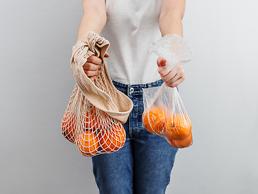 포토 JPG 해외이미지 여자 오렌지 비닐봉투 실내 한명 들기 상반신 성인 앞모습 자연보호 그린캠페인 비교 흰배경 에코 친환경 담기 친환경제품 성인여자한명만 제로웨이스트 네트백 해외포토 1 캠페인 뷰포인트 백그라운드 컨셉 가방 과일 모션 자연 봉투 사람 내부 환경 흰색 보호 사회이슈 여자한명만 성인여자만 파일형식 이미지허브