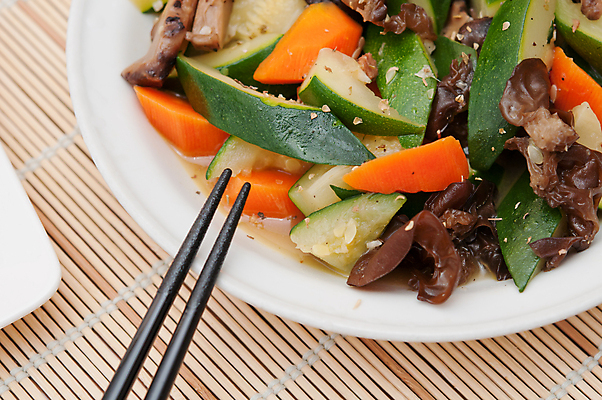 포토 JPG 해외이미지 접시 음식 채소 재료 젓가락 요리 동양인 사람없음 초록색 컬러풀 중국 흰색 기구 맛 먹기 퓨전 심플 주키니 채식주의자 맛있는 해외포토 식기 아시아 컬러 컨셉 모션 수저 인종 채식 파일형식 이미지허브