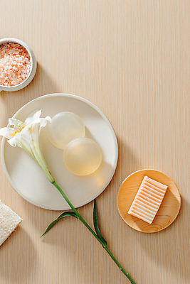 포토 JPG 해외이미지 접시 실내 사람없음 하이앵글 뷰티 스파 피부관리 스파용품 나무접시 천연비누 입욕소금 나무배경 해외포토 식기 뷰포인트 백그라운드 내부 미용용품 오브젝트 소금 비누 파일형식 이미지허브