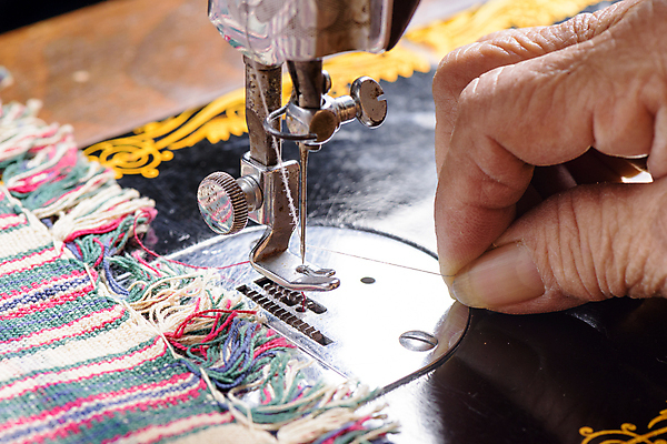 포토 JPG 해외이미지 손 옷 산업 줄 공장 가정 취미 사람없음 유행 기계 장비 공구 직물 업무 실 수리 코드 바느질 자수 DIY 재단사 옛날 핸드메이드 해외포토 직업 공업 신체부위 도구 작업 파일형식 이미지허브