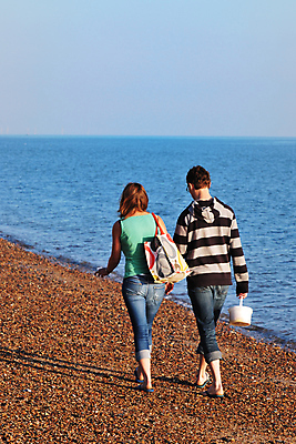 포토 JPG 해외이미지 커플 바다 의자 맨발 하늘 사랑 사람없음 파란색 걷기 조약돌 청바지 양동이 해외포토 감정 컬러 가구 바지 관계 모션 발 돌_바위 파일형식 이미지허브