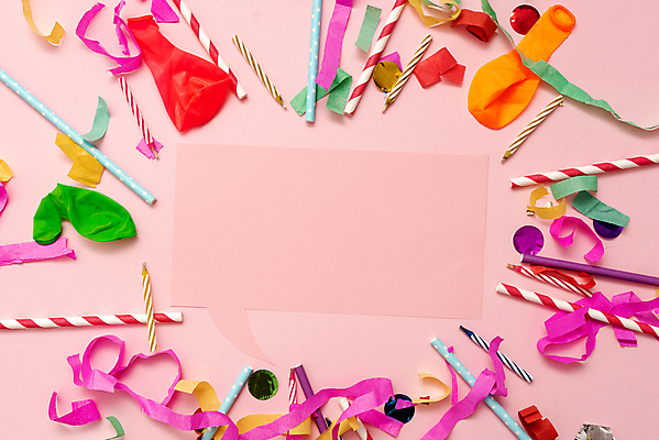 포토 JPG 해외이미지 리본 말풍선 초 프레임 실내 빨대 사람없음 하이앵글 파티 축하 생일 즐거움 풍선 카피스페이스 분홍색배경 해외포토 기념일 감정 뷰포인트 분홍색 백그라운드 컨셉 이벤트 내부 공백 파일형식 이미지허브