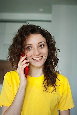 포토 JPG 해외이미지 학생 라이프스타일 여자 행복 얼굴 포즈 티셔츠 아침 휴식 아파트 주택 실내 대화 한명 미소 사람 20대 성인 내부 빨간색 스마트폰 핸드폰 노란색 주방 닫기 해외포토 주간 1 감정 컬러 컨셉 셔츠 모션 표정 말하기 청년 건물 생활 신체부위 전자제품 스마트기기 파일형식 이미지허브