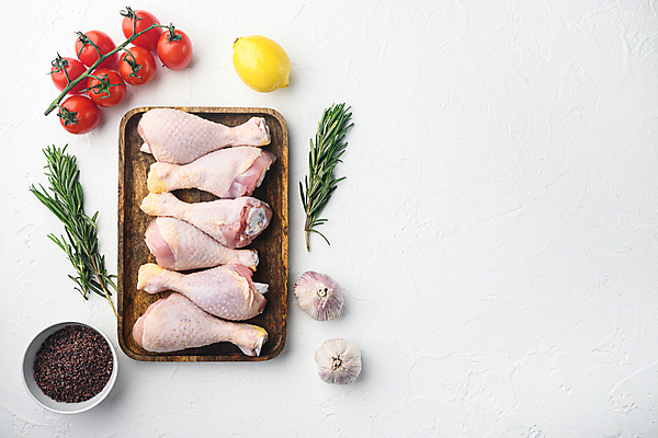 포토 JPG 해외이미지 그릇 방울토마토 실내 마늘 사람없음 하이앵글 닭고기 신선 레몬 흰배경 날것 닭다리 로즈메리 나무쟁반 카피스페이스 해외포토 식기 뷰포인트 백그라운드 토마토 채소 과일 쟁반 육류 내부 목재 공백 흰색 허브 파일형식 이미지허브