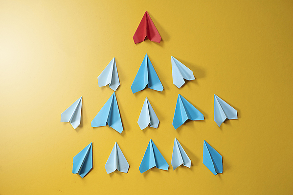 포토 JPG 해외이미지 종이 협력 실내 사람없음 하이앵글 여러개 종이비행기 리더 노란배경 리더쉽 해외포토 뷰포인트 다수 백그라운드 내부 노란색 종이접기 파일형식 이미지허브