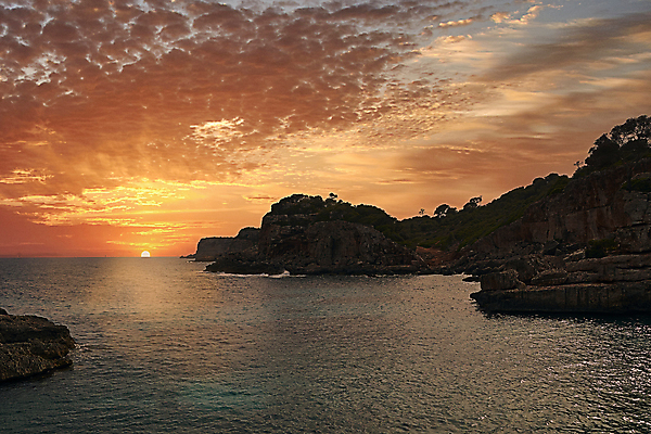 포토 JPG 해외이미지 파도 바다 여행 자연 하늘 날씨 휴가 산 파노라마 손바닥 사람없음 가로 물 햇빛 태양 반사 평화 일출 힘 황혼 새벽 황무지 저녁 서쪽 웅장함 수평선 해외포토 자연요소 손 컨셉 촬영기법 노을 일몰 야간 방향 생태계 파일형식 이미지허브