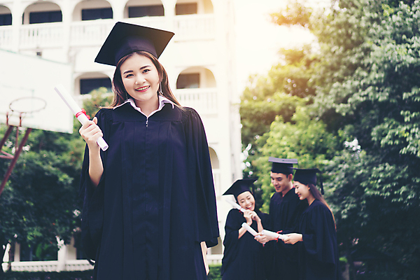 포토 JPG 해외이미지 학생 교육 행복 졸업 학교 성공 미소 여러명 야외 축하 가운 그룹 졸업장 대학교 총각 캡모자 해외포토 모자_잡화 옷 감정 다수 컨셉 표정 사람 파일형식 이미지허브