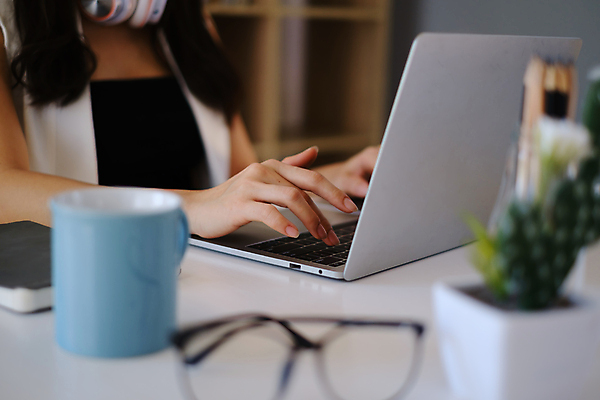 포토 JPG 해외이미지 여자 안경 비즈니스 실내 한명 상반신 성인 앞모습 노트북 사무실 타이핑 업무 소프트포커스 책상 성인여자한명만 해외포토 1 잡화 뷰포인트 가구 촬영기법 사람 내부 전자제품 작업 여자한명만 성인여자만 파일형식 이미지허브