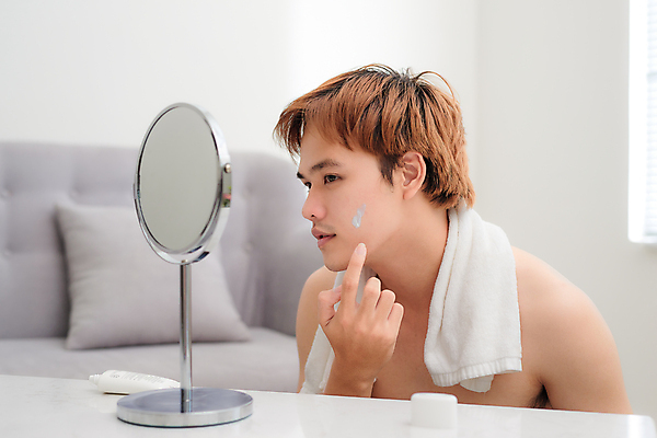 포토 JPG 해외이미지 응시 남자 실내 한명 동양인 손짓 상반신 성인 옆모습 뷰티 피부관리 바르기 스킨케어 자기관리 탁상거울 성인남자한명만 그루밍족 해외포토 1 시선 뷰포인트 모션 사람 인종 내부 거울 남자한명만 성인남자만 파일형식 이미지허브