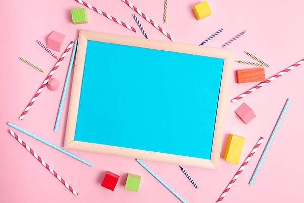 포토 JPG 해외이미지 액자 초 프레임 실내 빨대 사람없음 하이앵글 파티 축하 생일 즐거움 나무블록 카피스페이스 분홍색배경 해외포토 기념일 감정 뷰포인트 분홍색 백그라운드 컨셉 이벤트 내부 목재 공백 블록 파일형식 이미지허브