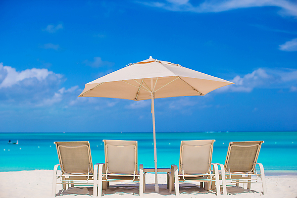 포토 JPG 해외이미지 주간 구름 하늘 해변 사람없음 야외 여름 맑음 여름풍경 파라솔 휴양지 선베드 해외포토 자연요소 계절 바다 의자 날씨 풍경 장소 파일형식 여름_계절 이미지허브