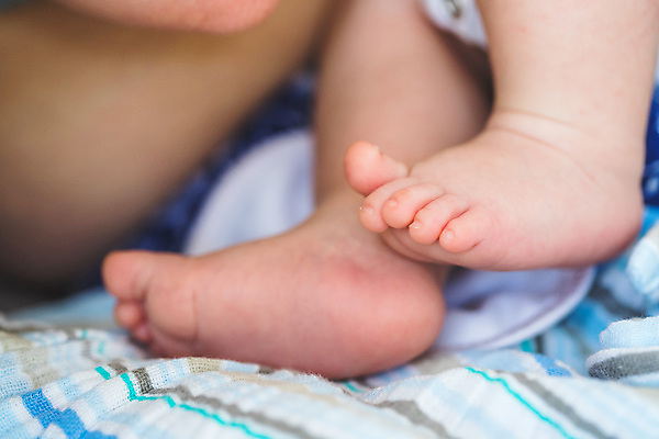 포토 JPG 해외이미지 백인 딸 행복 아들 컨셉 가족 엄마 함께함 건강 병원 사랑 사람 소년 사람없음 임산부 임신 도전 흰색 아기 신생아 행운 아빠 작음 담요 피부 호기심 발가락 돌봄 양발 해외포토 서양인 남자 감정 어린이 컬러 의학 관계 모션 발 신체부위 크기 파일형식 이미지허브