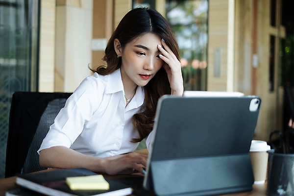 포토 JPG 해외이미지 응시 여자 실내 피곤 한명 동양인 상반신 성인 노트북 태블릿 비즈니스우먼 고민 업무과다 손짚기 성인여자한명만 해외포토 1 시선 감정 컨셉 비즈니스 사람 인종 손짓 내부 전자제품 스마트기기 업무 직장인 여자한명만 성인여자만 파일형식 이미지허브