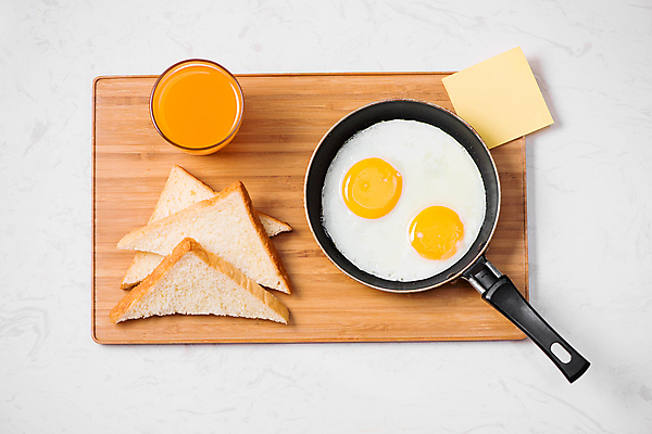 포토 JPG 해외이미지 치즈 실내 사람없음 하이앵글 프라이팬 아침식사 오렌지주스 계란프라이 식빵 흰배경 나무도마 해외포토 빵 뷰포인트 백그라운드 주방용품 유제품 도마 내부 목재 식사 흰색 과일주스 계란요리 파일형식 이미지허브
