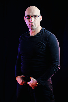 포토 JPG 해외이미지 백인 모델 1 라이프스타일 응시 남자 안경 포즈 백그라운드 일러스트 그림자 한명 사람 성인 유행 검은색 어둠 표현 우아함 싱글 대머리 혼자 스타일 해외포토 서양인 헤어스타일 시선 잡화 컬러 컨셉 생활 파일형식 이미지허브