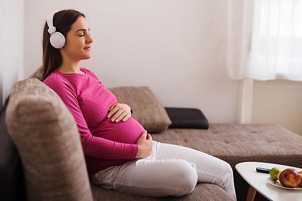 포토 JPG 해외이미지 라이프스타일 여자 행복 어린이 음악 생각 거실 엄마 휴식 주택 실내 한명 미소 앉기 성인 소파 헤드폰 임신 기쁨 듣기 성장 아기 잡기 출산 기다림 큼 도착 명상 준비 태아 출산준비 개발 복부 해외포토 1 감정 음향기기 컨셉 의자 가족 모션 문화예술 표정 사람 내부 건물 생활 신체부위 크기 파일형식 이미지허브