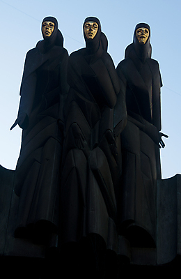 포토 JPG 해외이미지 여자 조각 건축양식 하늘 3 미술 사람없음 건물 파란색 황금 극장 리투아니아 해외포토 건축물 건축 유럽 컬러 문화예술 사람 파일형식 이미지허브