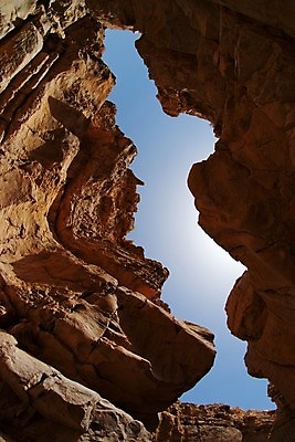 포토 JPG 해외이미지 벽 오렌지 중동 자연 하늘 날씨 건조 풍경 사람없음 야외 빨간색 파란색 컬러풀 골짜기 절벽 사막 바위 동굴 상승 좁은 암초 사암 침식 이스라엘 팔레스타인 해외포토 나라 컬러 컨셉 과일 돌_바위 생태계 서아시아 파일형식 이미지허브