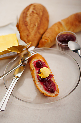 포토 JPG 해외이미지 포크 회색배경 실내 사람없음 숟가락 나이프 바게트 버터 과일잼 유리접시 해외포토 식기 접시 빵 백그라운드 수저 내부 회색 칼 잼 파일형식 이미지허브