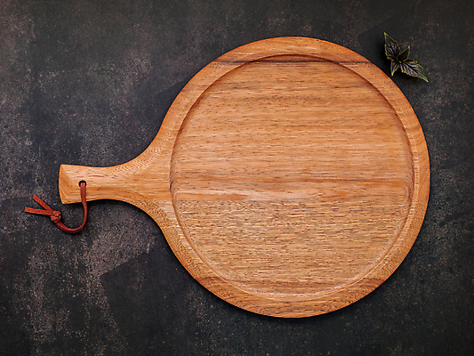 포토 JPG 해외이미지 잎 주방용품 검은배경 손잡이 사람없음 하이앵글 나무도마 콘크리트 플랫레이 카피스페이스 해외포토 식물 뷰포인트 생활용품 백그라운드 도마 목재 검은색 공백 플랫 파일형식 이미지허브