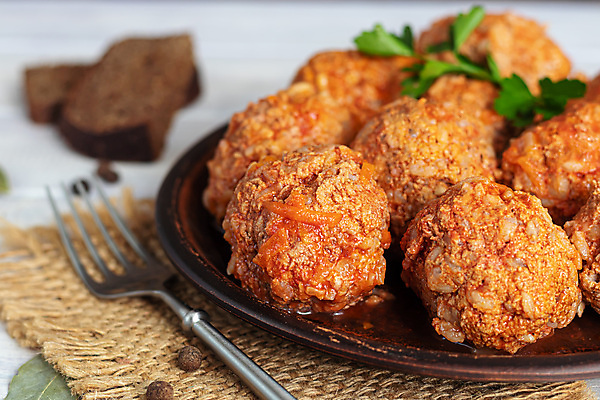 포토 JPG 해외이미지 접시 빵 포크 실내 요리 근접촬영 사람없음 아웃포커스 미트볼 흰배경 담기 해외포토 식기 음식 뷰포인트 백그라운드 모션 촬영기법 내부 흰색 파일형식 이미지허브