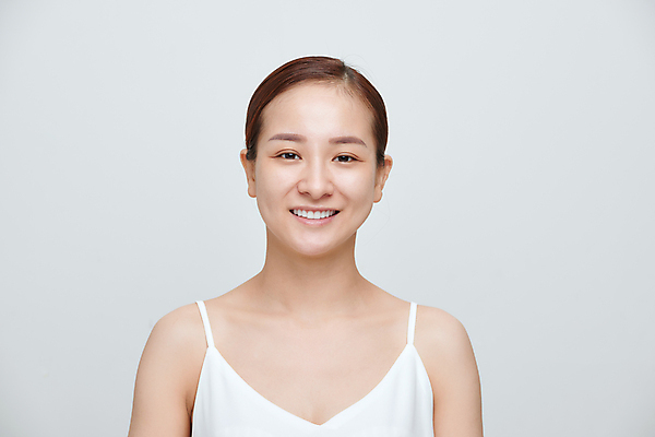 포토 JPG 해외이미지 응시 여자 회색배경 실내 한명 상반신 성인 앞모습 뷰티 성인여자한명만 해외포토 1 시선 뷰포인트 백그라운드 사람 내부 회색 여자한명만 성인여자만 파일형식 이미지허브