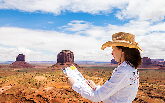 포토 JPG 해외이미지 백인 응시 공원 여자 여행 지도 가이드 자연 휴가 산 한명 사람 여행객 골짜기 계곡 미국 사막 가리킴 카우보이 방향 검색 방문 사암 애리조나 네비게이션 밀짚 예약 천연기념물 루트 전국 손모아장갑 해외포토 서양인 직업 1 시선 공공시설 장갑 북아메리카 손짓 돌_바위 짚 생태계 파일형식 이미지허브