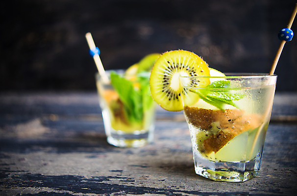 포토 JPG 해외이미지 잔 실내 키위 사람없음 아웃포커스 슬라이스 키위주스 과일조각 이쑤시개장식 나무배경 해외포토 식기 조각 백그라운드 과일 촬영기법 내부 장식 과일주스 이쑤시개 파일형식 이미지허브