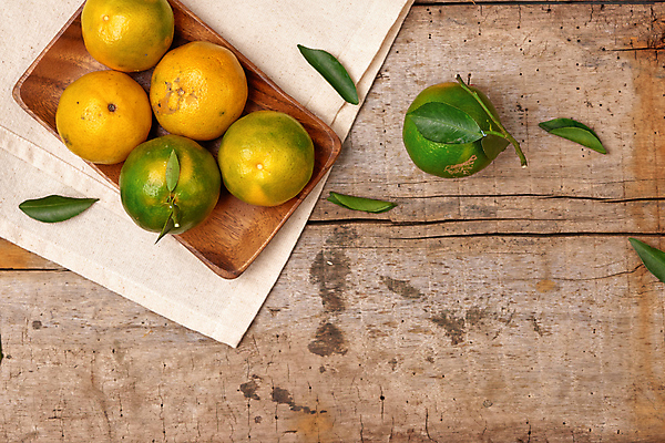 포토 JPG 해외이미지 잎 귤 실내 사람없음 하이앵글 나무쟁반 나무배경 해외포토 식물 뷰포인트 백그라운드 과일 쟁반 내부 목재 파일형식 이미지허브