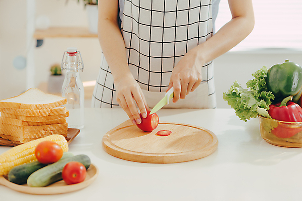 포토 JPG 해외이미지 여자 토마토 채소 탁자 피망 실내 옥수수 요리 한명 상반신 성인 앞모습 칼 자르기 재료손질 식빵 나무도마 성인여자한명만 해외포토 1 빵 뷰포인트 가구 모션 곡류 도마 사람 내부 목재 손질 여자한명만 성인여자만 파일형식 이미지허브