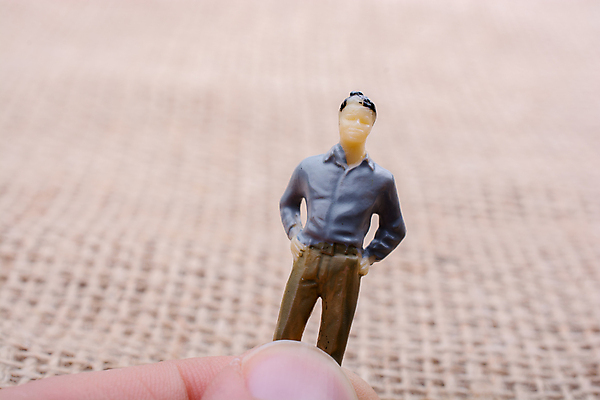 포토 JPG 해외이미지 손가락 실내 사람없음 미니어처 잡기 인물미니어처 갈색배경 해외포토 손 백그라운드 모션 내부 갈색 모형 파일형식 이미지허브