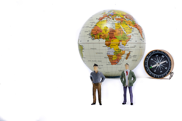 포토 JPG 해외이미지 실내 사람없음 지구본 나침반 흰배경 인물미니어처 해외포토 백그라운드 내부 미니어처 흰색 파일형식 이미지허브