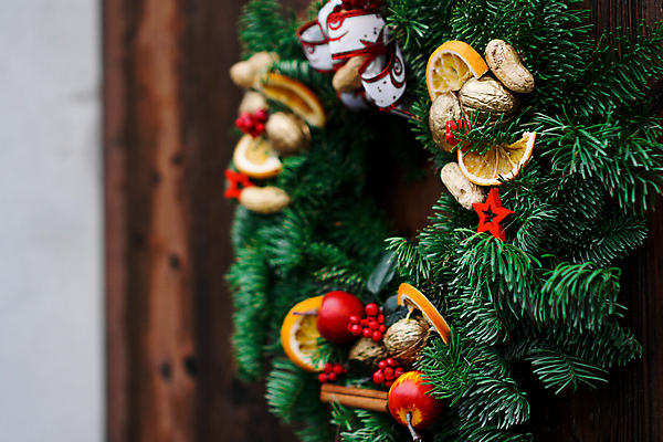 포토 JPG 해외이미지 나무 전통 디자인 계절 열매 밧줄 백그라운드 잎 크리스마스 겨울 오렌지 휴가 새로움 기념 건조 선물 사람없음 목재 장식 빨간색 초록색 빛 문 우주 축제 화환 수확 나뭇가지 시골 축하 소나무 원형 막대기 플랫 정상 연도 활 복고 위치 전나무 원뿔 시나몬 가문비나무 스타일 해외포토 도형 식물 기념일 꽃 줄 컬러 컨셉 농업 과일 재료 파일형식 이미지허브
