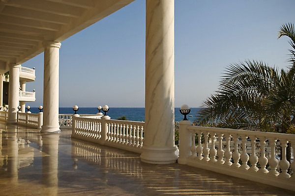 포토 JPG 해외이미지 바다 난간 호텔 손바닥 사람없음 반사 흰색 기둥 지중해 칠면조 해외포토 손 건축 컬러 조류 숙소 파일형식 이미지허브