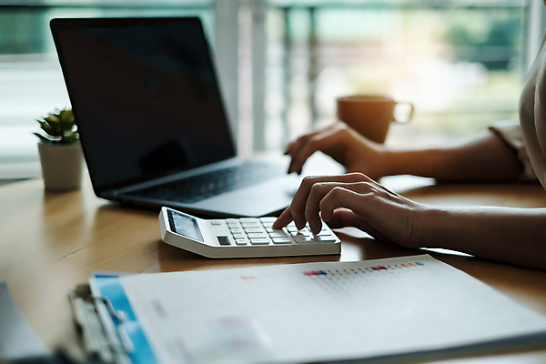 포토 JPG 해외이미지 손 비즈니스 직장 아웃포커스 신체부위 노트북 사무실 계산기 업무 계산 문서 서류판 해외포토 회사 문구용품 촬영기법 사람 전자제품 사무용품 장비 작업 파일형식 이미지허브