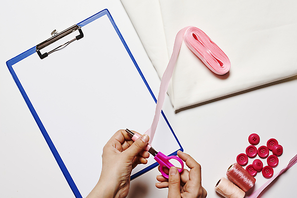 포토 JPG 해외이미지 디자인 옷 비즈니스 장신구 버튼 줄자 취미 사람없음 가로 빛 세트 유행 장비 도구 작업실 실 바느질 측정 오브젝트 테이프 실타래 자수 모음 수공예 재단 구성 핸드메이드 플랫레이 카피스페이스 해외포토 문구용품 자 한글 공백 플랫 공예 파일형식 이미지허브