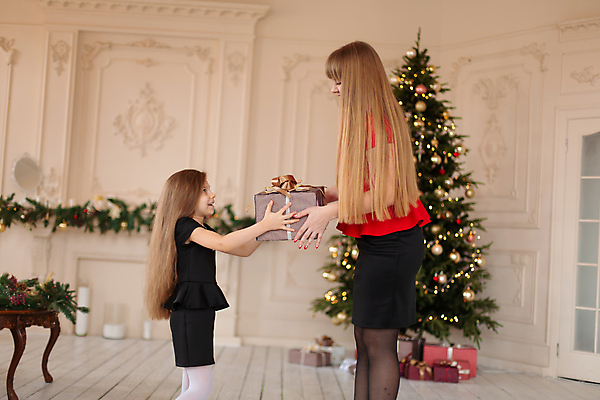 포토 JPG 해외이미지 나무 백인 라이프스타일 여자 딸 행복 어린이 백그라운드 컨셉 크리스마스 2 겨울 가족 엄마 휴가 새로움 주택 함께함 실내 선물 사랑 미소 사람 내부 두명 장식 빛 상자 놀람 방 축하 연도 주기 해외포토 서양인 식물 계절 기념일 감정 관계 모션 표정 건물 생활 파일형식 이미지허브