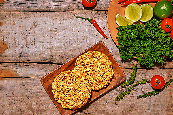 포토 JPG 해외이미지 방울토마토 실내 사람없음 면류 홍고추 라임 나무쟁반 사리 나무배경 해외포토 음식 백그라운드 토마토 과일 고추 쟁반 내부 목재 파일형식 이미지허브