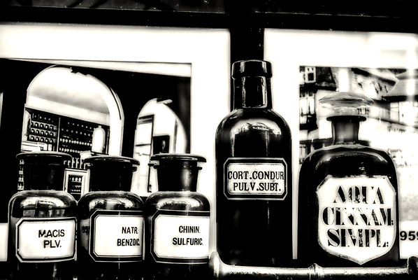 포토 JPG 해외이미지 유리 선반 선물 사람없음 약 갈색 라벨 기름 컨테이너 약국 허브 함선 수납 성분 마약 신맛 해외포토 식물 산업 음식 컬러 가구 배_교통 의학 재질 프레임 맛 파일형식 이미지허브