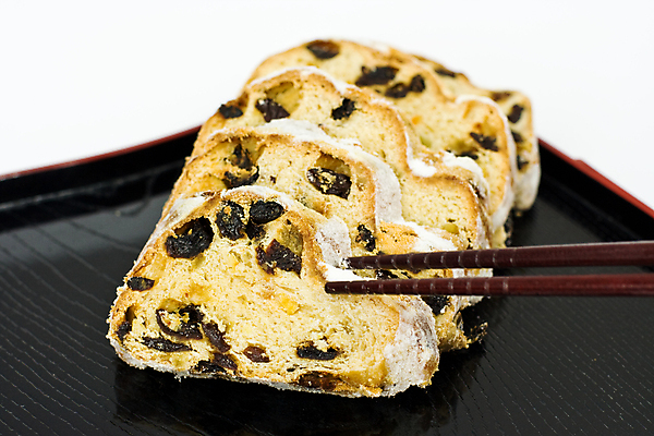 포토 JPG 해외이미지 접시 계절 음식 크리스마스 쟁반 사람없음 가로 노란색 케이크 검은색 달콤 흰배경 페스츄리 해외포토 식기 기념일 빵 컬러 백그라운드 디저트 흰색 맛 파일형식 이미지허브