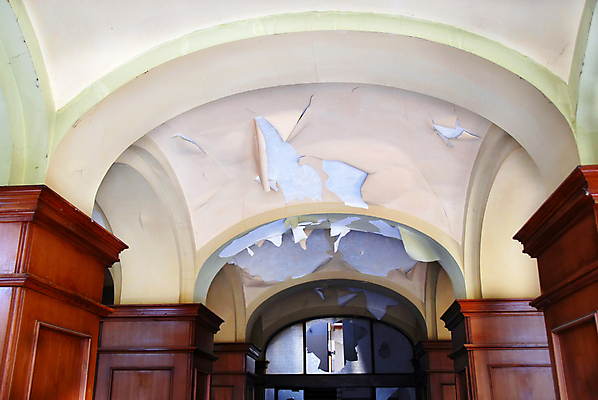 포토 JPG 해외이미지 벽 건축양식 유리 주택 프레임 실내 사람없음 내부 건물 목재 갈색 손상 흰색 기둥 버리기 묘사 폐허 천장 깨짐 단절 옛날 파멸 해외포토 나무 건축물 건축 컬러 컨셉 재료 모션 재질 파일형식 소멸 이미지허브