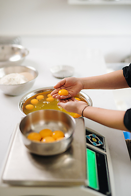 포토 JPG 해외이미지 손 실내 요리 들기 신체부위 조리대 제빵 노른자 계량기 계량 날계란 믹싱볼 격리 해외포토 그릇 컨셉 모션 사람 내부 제과제빵 계란 파일형식 이미지허브