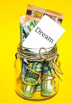 포토 JPG 해외이미지 지폐 유리병 실내 사람없음 꿈 담기 노란배경 라이트박스 해외포토 백그라운드 돈 모션 병_용기 내부 노란색 파일형식 이미지허브