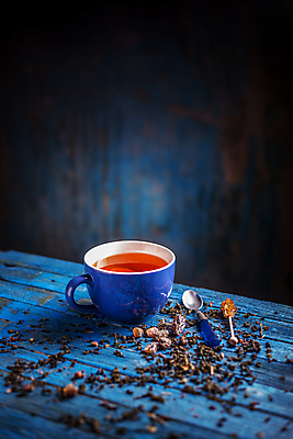 포토 JPG 해외이미지 식기 음료 백그라운드 티타임 휴식 건조 건강 사람없음 목재 컵 파란색 검은색 뜨거움 찻잔 상쾌 카피스페이스 해외포토 나무 감정 컬러 컨셉 재료 잔 공백 파일형식 이미지허브