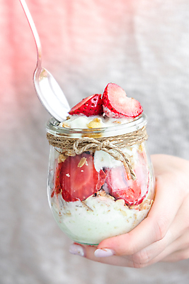 포토 JPG 해외이미지 손 딸기 실내 들기 신체부위 숟가락 요거트 그릭요거트 해외포토 과일 모션 유제품 수저 사람 내부 파일형식 이미지허브