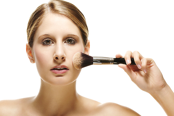 포토 JPG 해외이미지 백인 라이프스타일 손 웰빙 응시 여자 얼굴 백그라운드 한명 사람 성인 금발 뷰티 화장품 흰색 붓 화려 고급 우아함 매끈함 가루 피부 피부관리 만들기 부드러움 내추럴 돌봄 연지 스타일 신청 놓기 해외포토 서양인 1 헤어스타일 시선 컬러 컨셉 모션 생활 신체부위 감각 파일형식 이미지허브